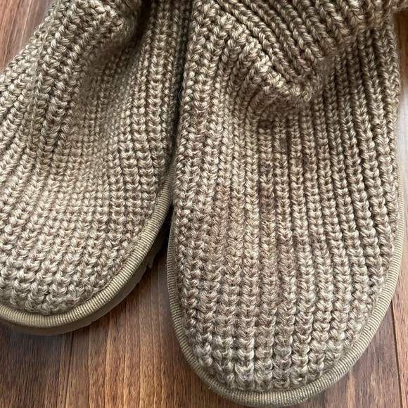 Ugg’s Classic Cardy - Picture 7 of 9